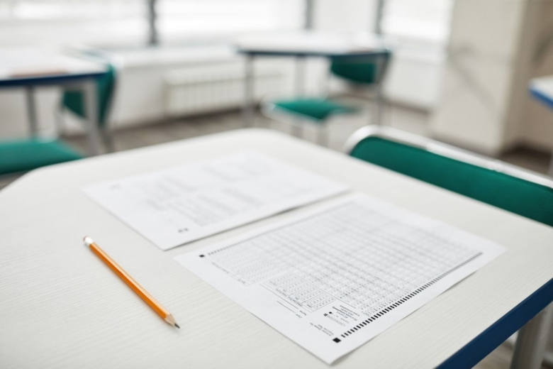 Copie d'épreuve et crayon posés sur un bureau pour préparer le brevet de maths