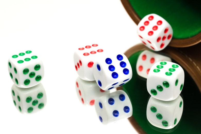 Cinq dés posés sur une table pour illustrer les probabilités